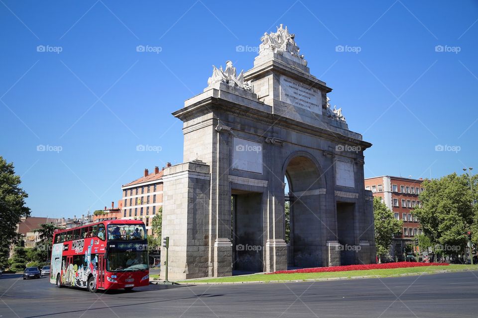 Monument and tourbus