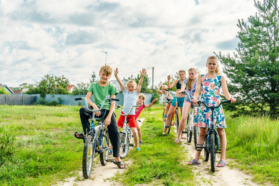 Kids on the bicicletas, bicycles