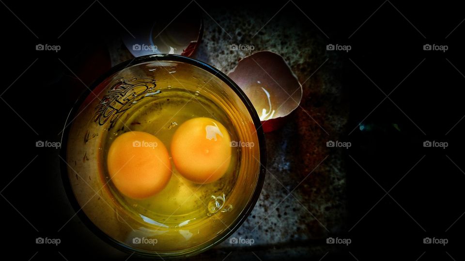 Claras e gemas em um copo.