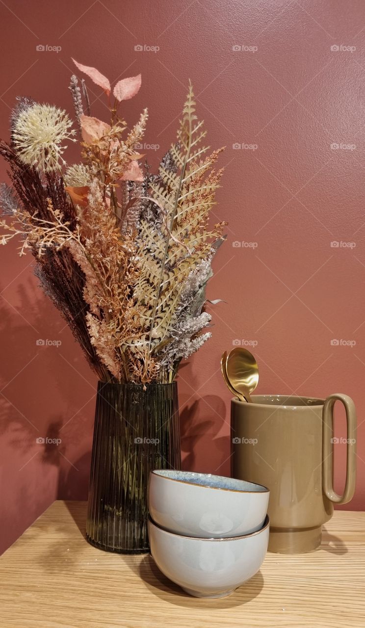 A contemporary modern interior element includes dried flowers