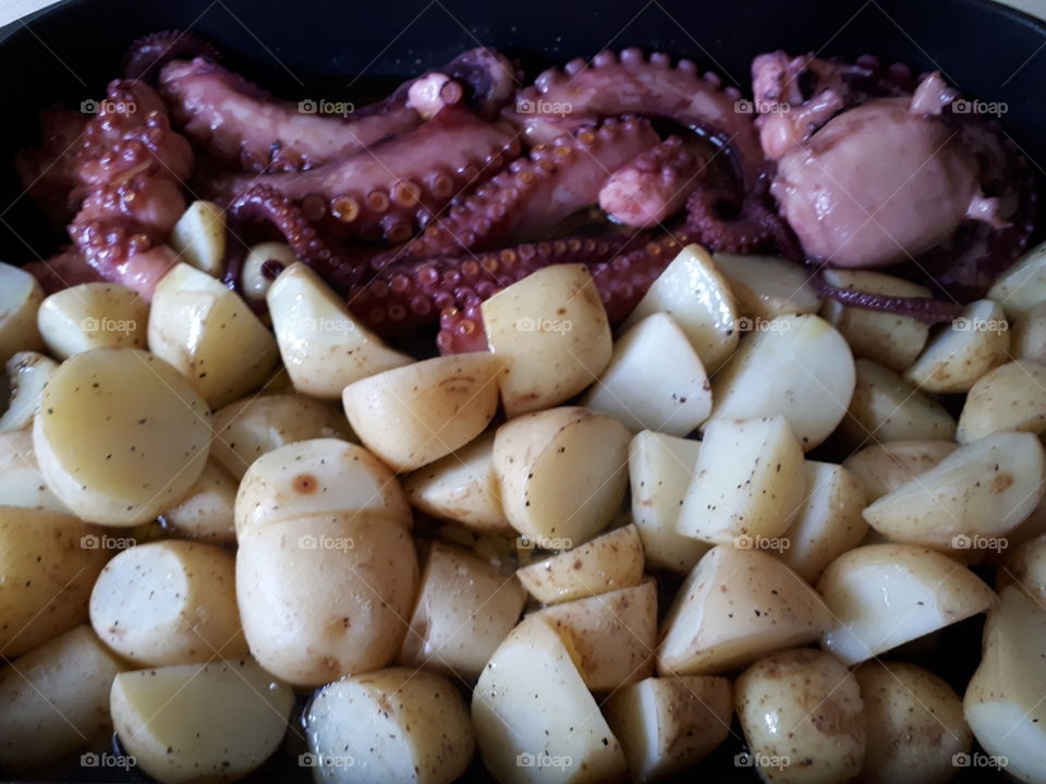Potatoes with octopus (meal)
