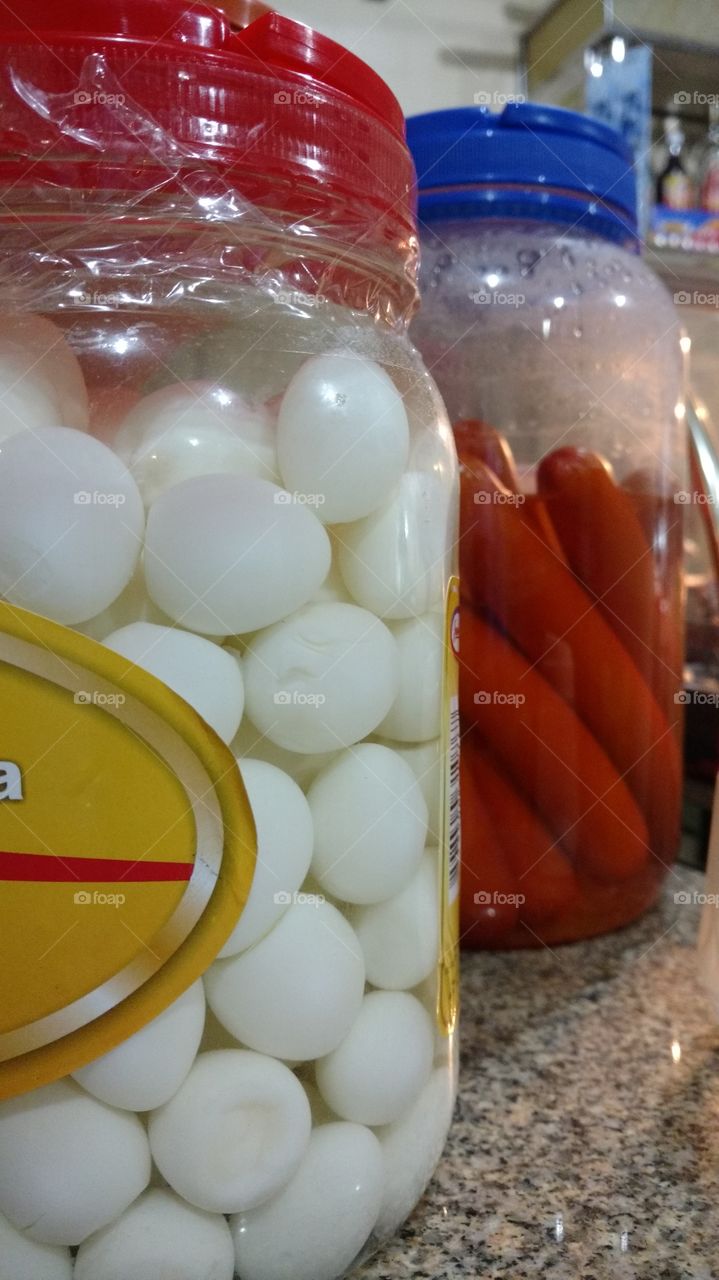 Ovos de codorna e, salsichas em conserva. Bar.