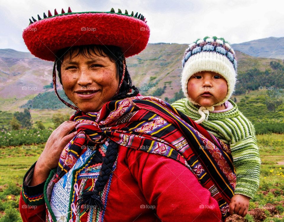 Family. A mother and daughter in traditional clothing in the Sacred Valley in Peru.
