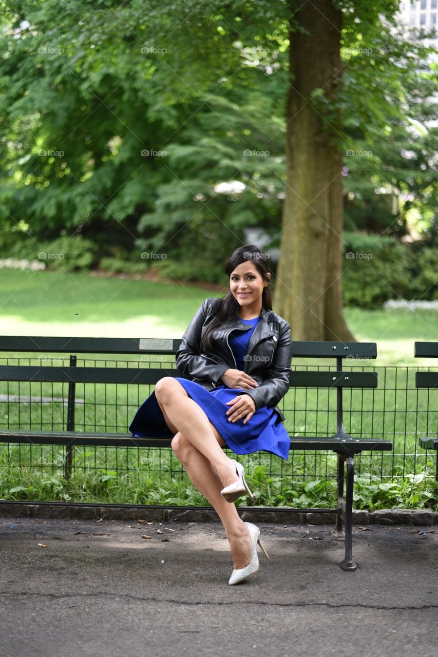 Relaxing for a few minutes before walking Central Park in five inch stilettos. A true skill !