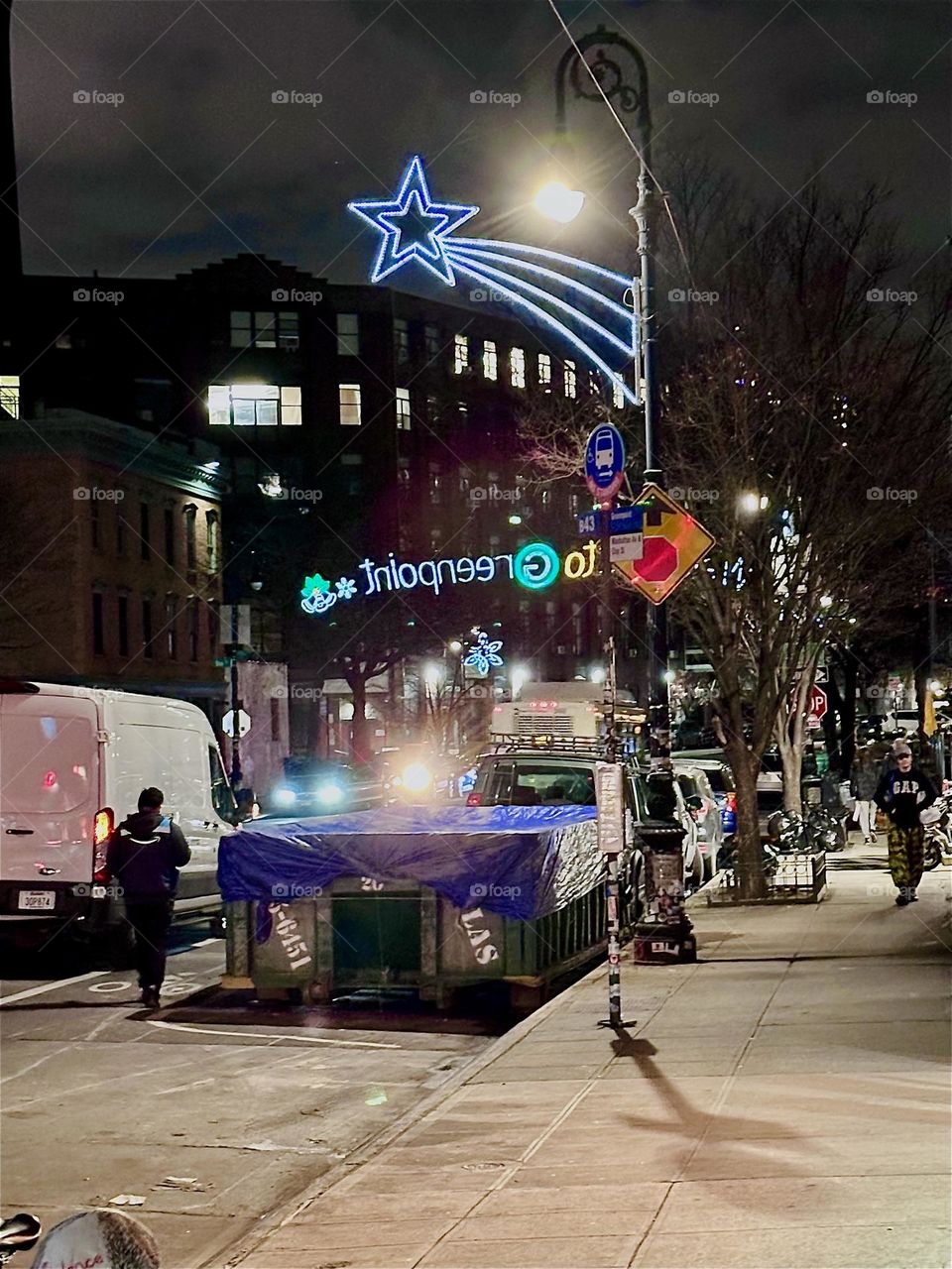 This is the fluorescent “Welcome to Greenpoint” sign (seen in reverse) spanning “Manhattan Avenue” in “Greenpoint”, Brooklyn and the comet star that accompanies it on an evening in late December 2023. Hypnotic Productions