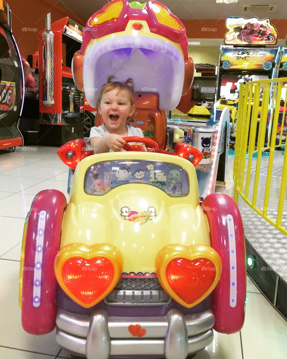 🇧🇷 Minha filha Maria Estela e seu carro maluco! Que motorista mais bagunceira... / 🇺🇸 My daughter Maria Estela and her crazy car! What a messy driver ...