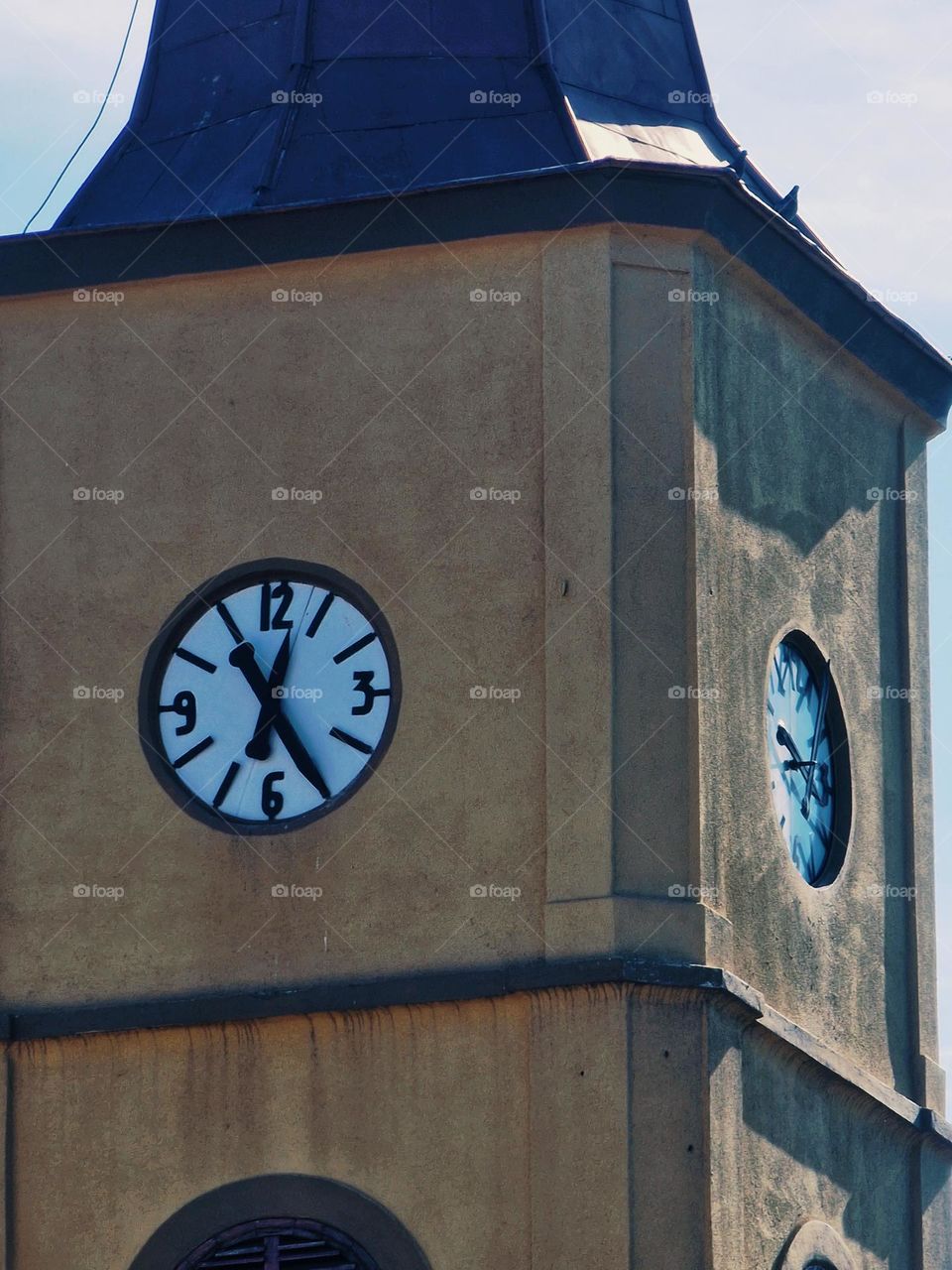 the clock tower of the church in Ineu