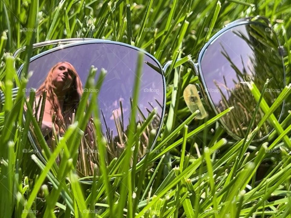 Summer enjoyment through the reflections of sunglasses 