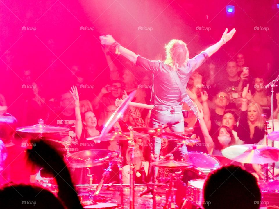 A overachieving older rock star puts on a amazing act and enjoys immense love and adoration from his fan base