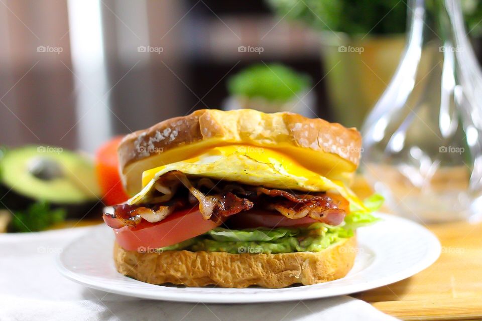 I like a sandwich that comes with options! Breakfast, lunch or dinner it’s your choice. This egg-in-a-nest BLT is prefect for any food occasion.