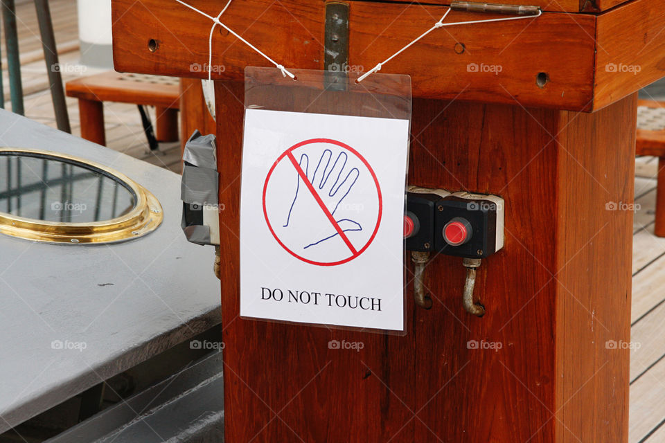 Sign ‘do not touch’