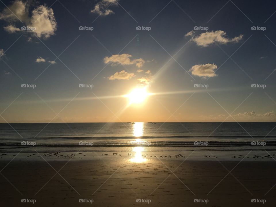 An extremely beautiful sun on the Brazilian coast.  How can we not thank nature? / Um sol extremamente bonito no litoral brasileiro. Como não agradecer a natureza?