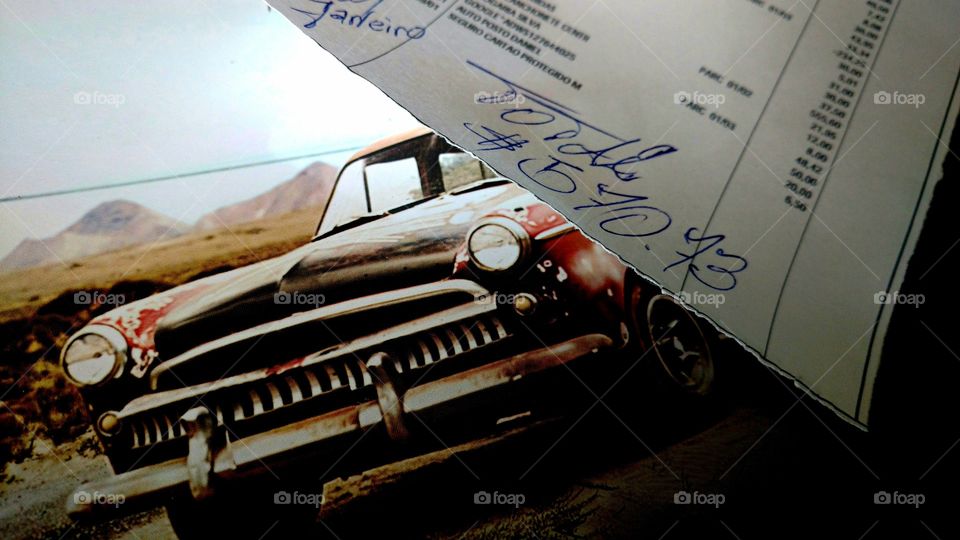 Background com carro de antiguidade.