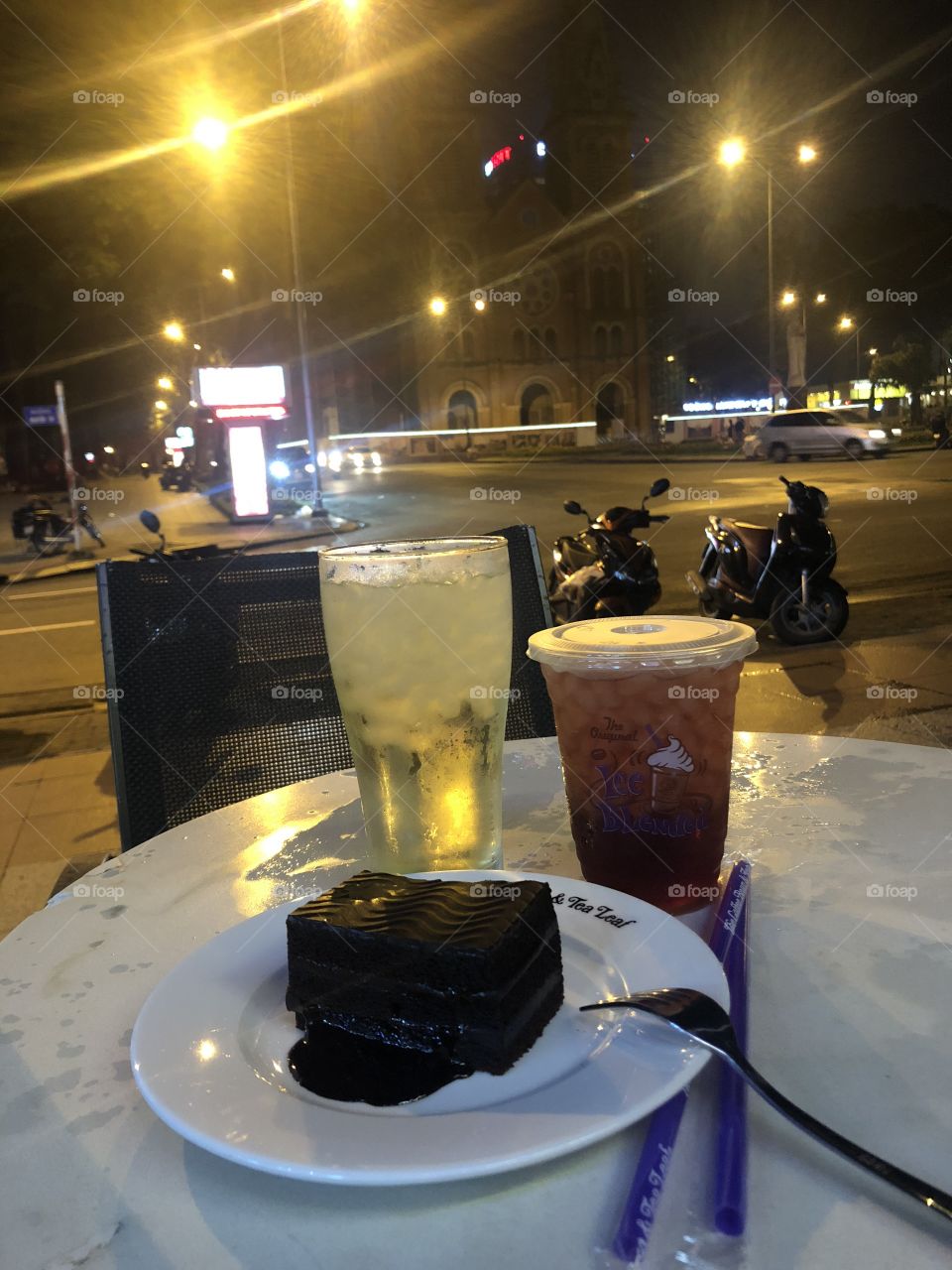 A coffee meeting with friends with delicious drinks and great cakes