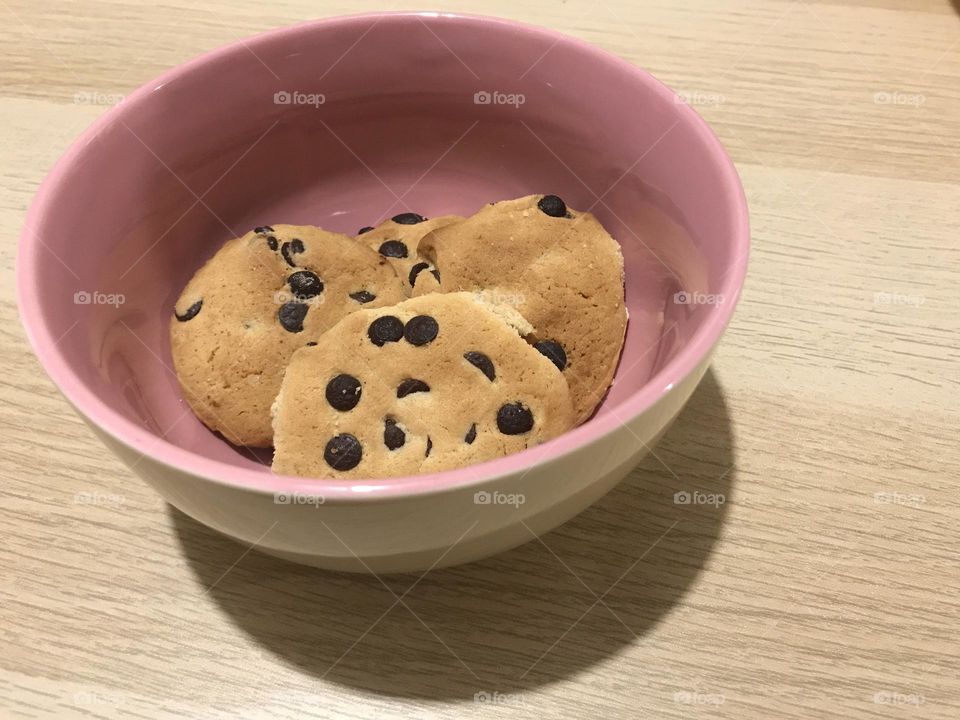 Chocolate chip cookies in a pink bowl