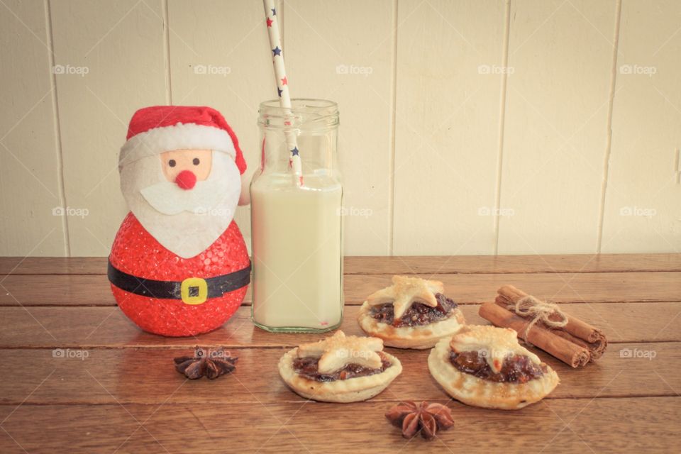 Traditional mince pie and milk