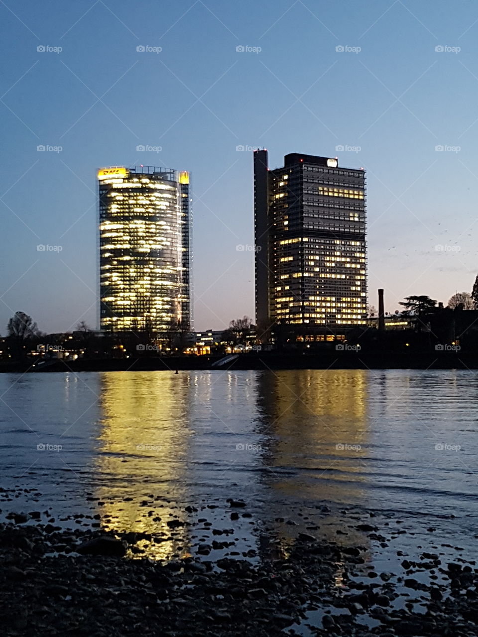 Post und Telekom  spiegeln im Rhein in Bonn
