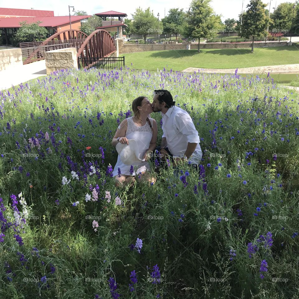 Kiss in the field 