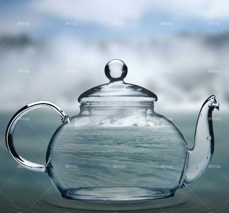 Water in a Glass Teapot. Use of pipcamera.