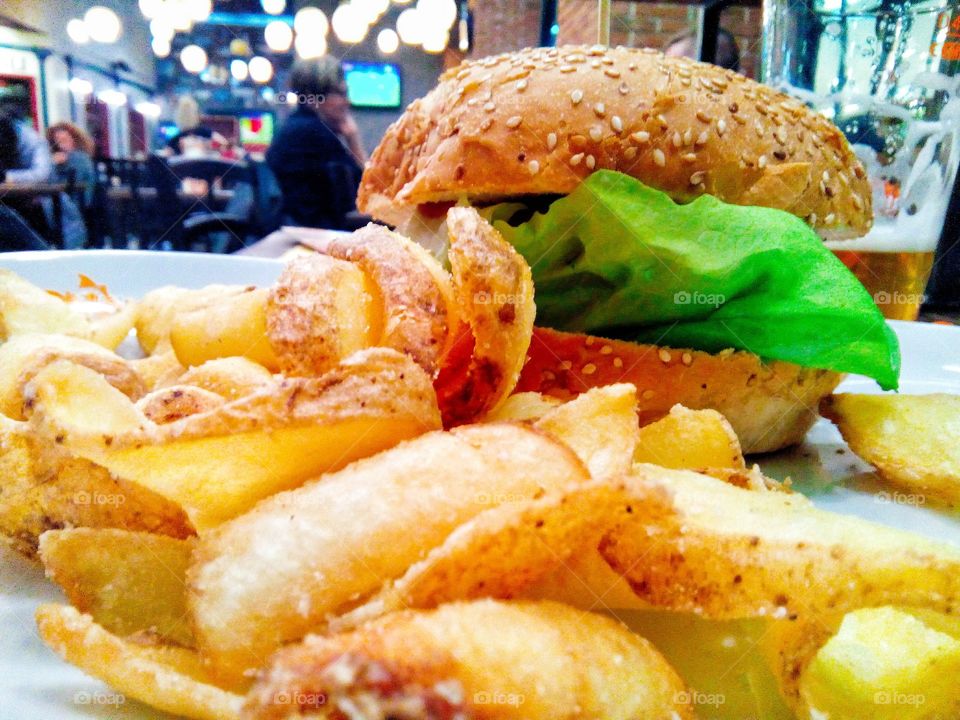 Un panino al bowling con gli amici.