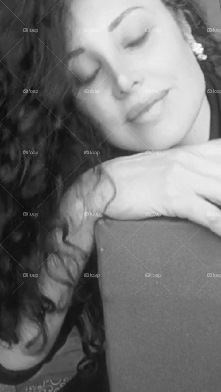 assorta nei pensieri