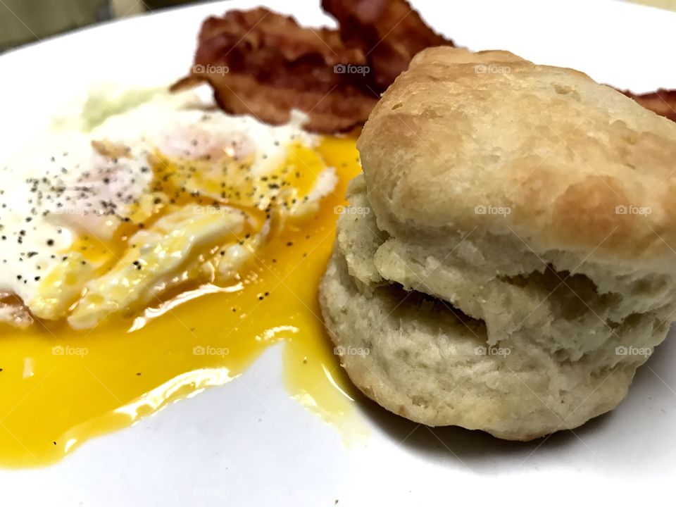 Fried egg bacon and biscuit 