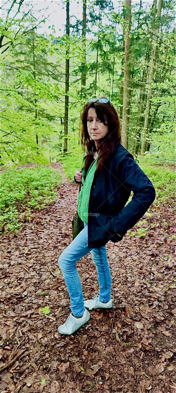 This young lady is on an outing in the “Bayerischer Wald”, the “Bavarian Forest” near “Eging” and the “Eging Lake”, the “Eginger See”. Not even the slightly rainy weather detracts from her enthusiasm. 2024. Hypnotic Productions