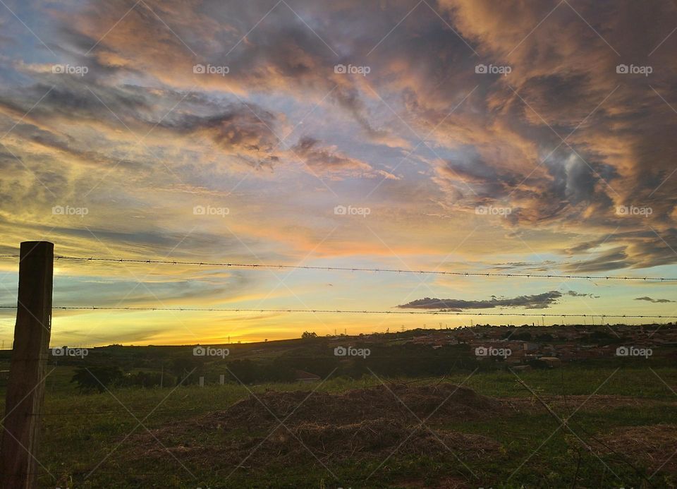Strolling along rural roads gives us the privilege of seeing the clouds outlined in a sky colored by the sunset... It's magnificent and therapeutic!