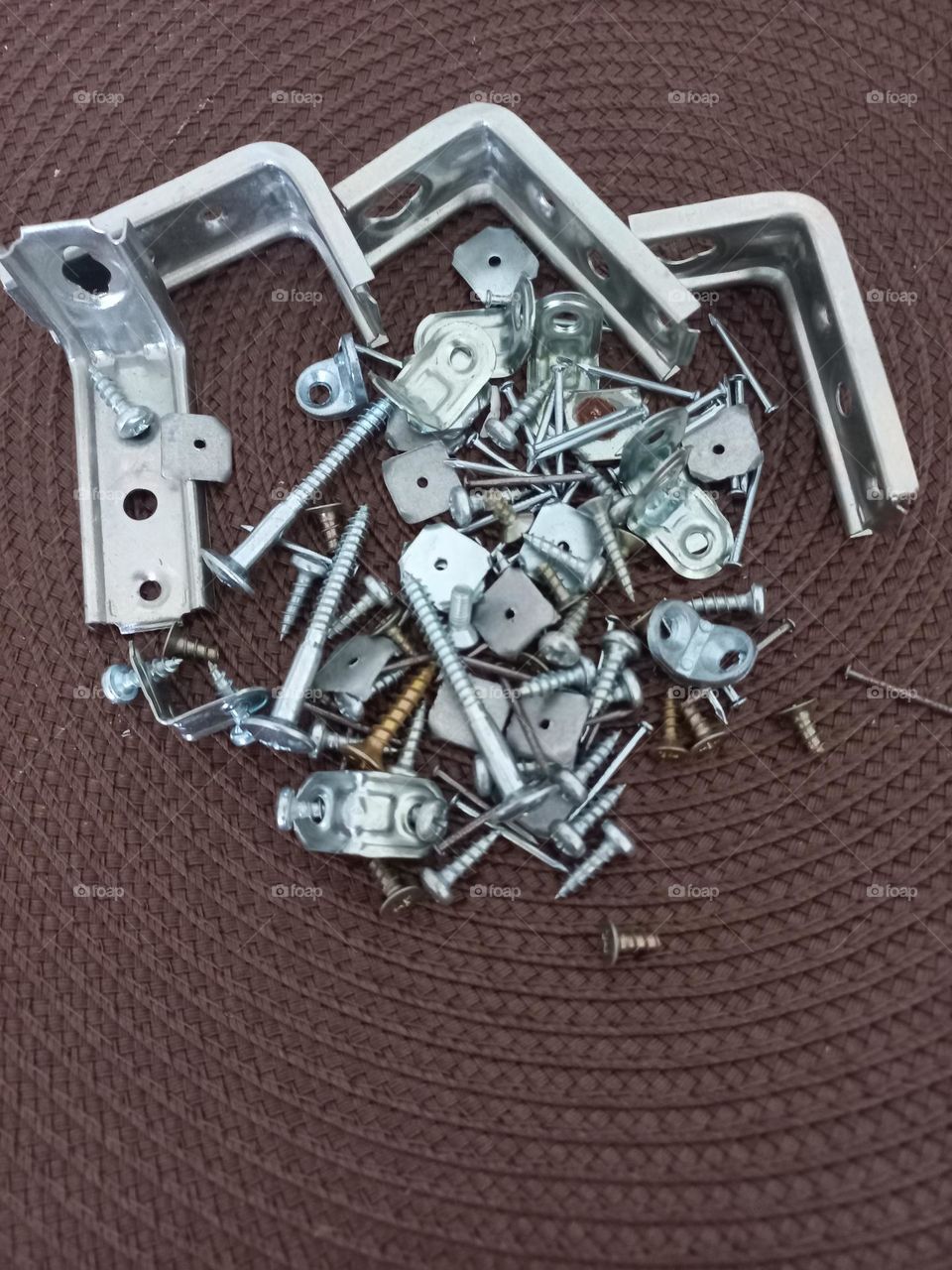 Parafusos são elementos de fixação, empregados na união não se permanentes de peças, isto é, as peças podem ser montadas  e desmontadas facilmente, bastando apertar de desapertar os parafusos