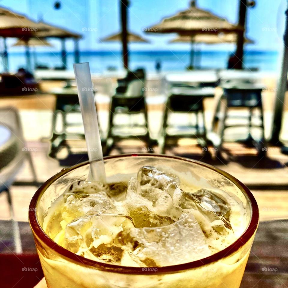 Коктейль со льдом на пляже 