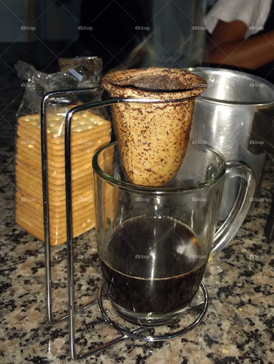 café Mini coador com biscoito