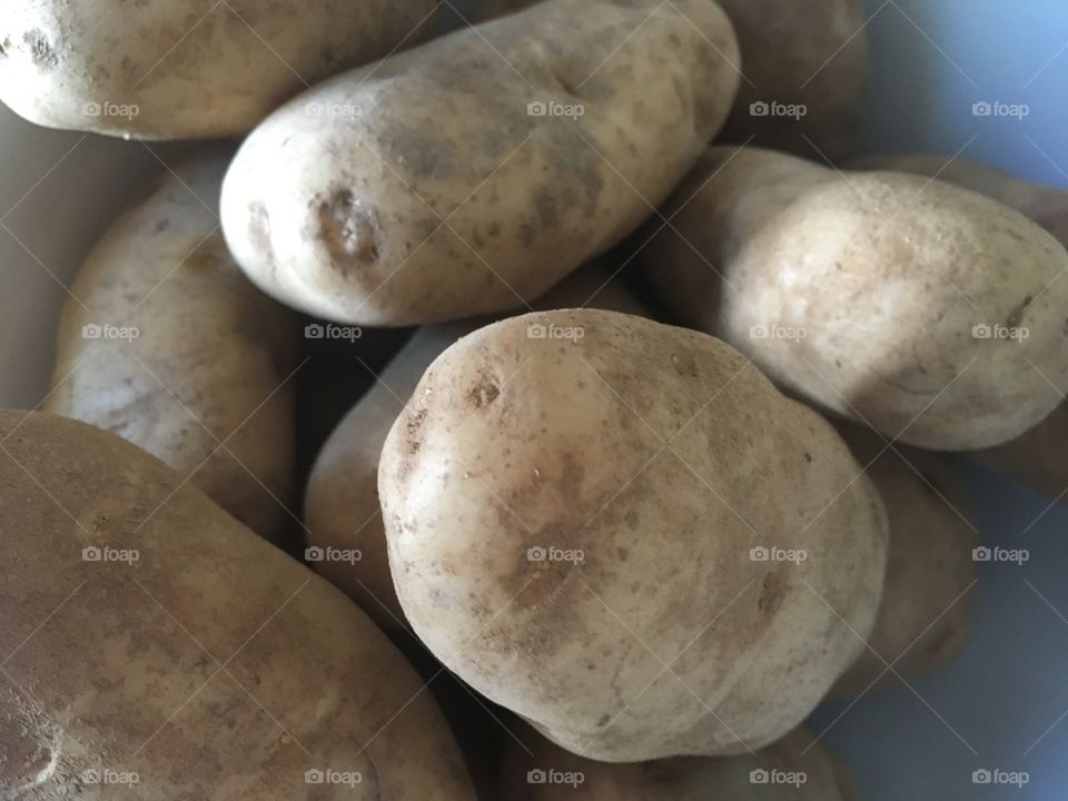 Pile of baking potatoes 