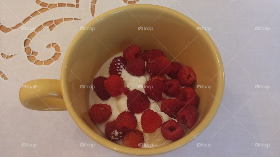 Raspberry with Greek jogurt