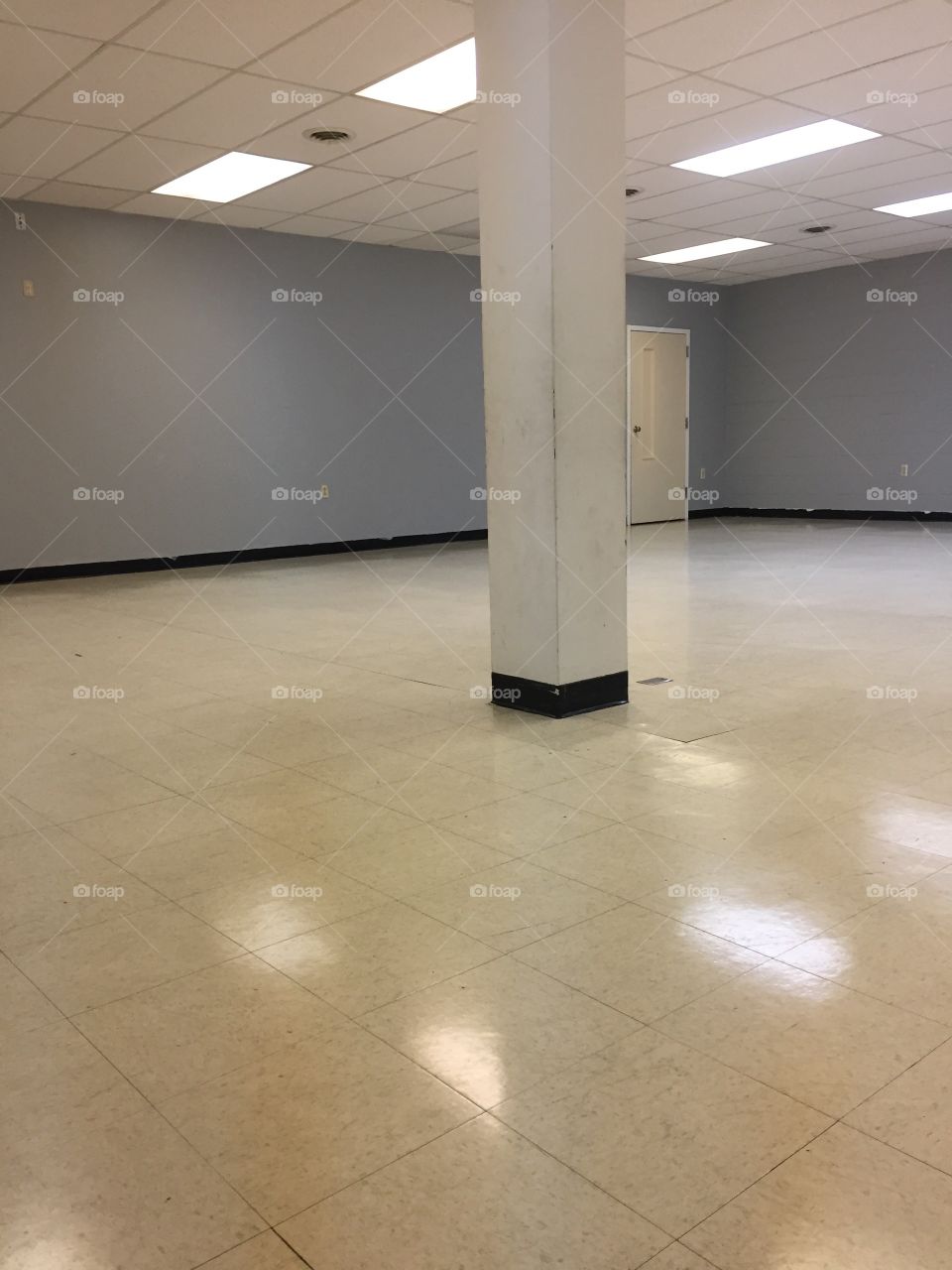Empty room 