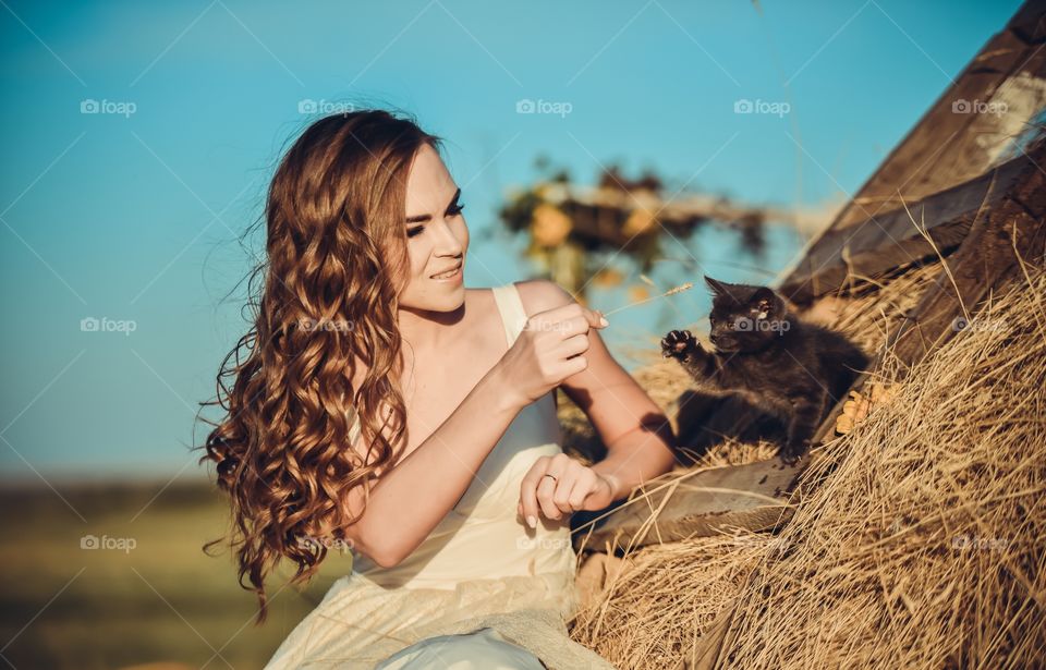 девушка играет с котенком
