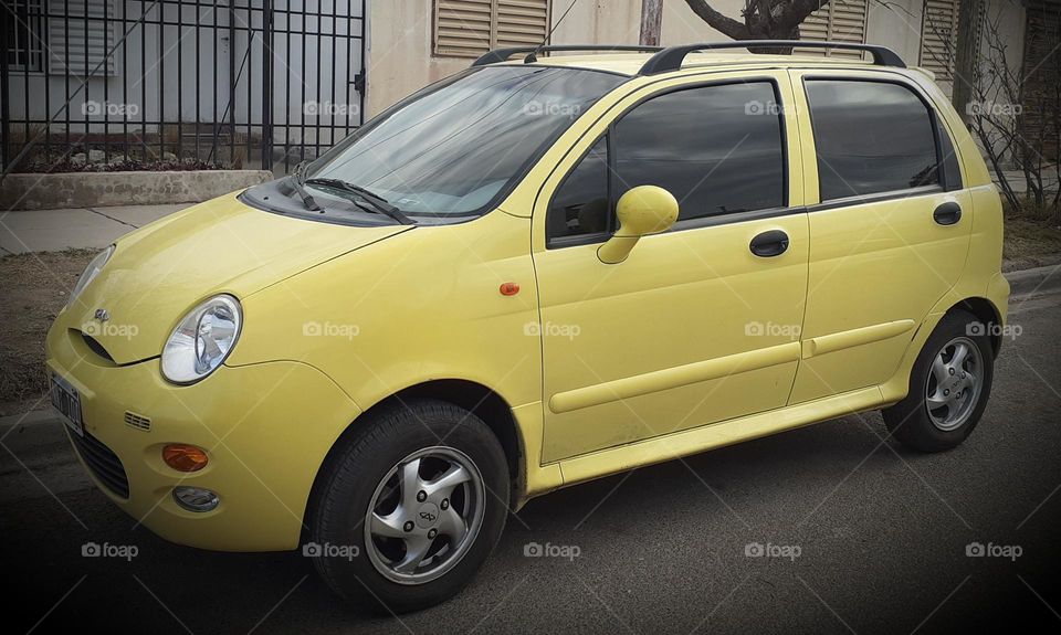 auto amarillo