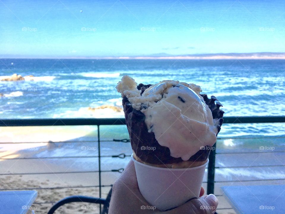 What can be better than eating ice cream on a hot day ? Eating it on the beach ! 