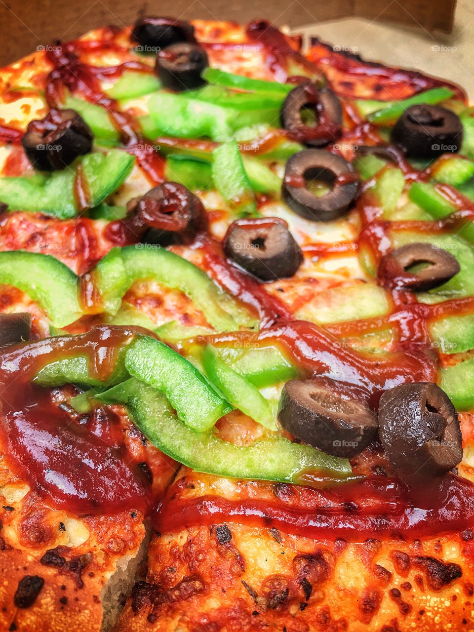 Green pepper and olives pizza