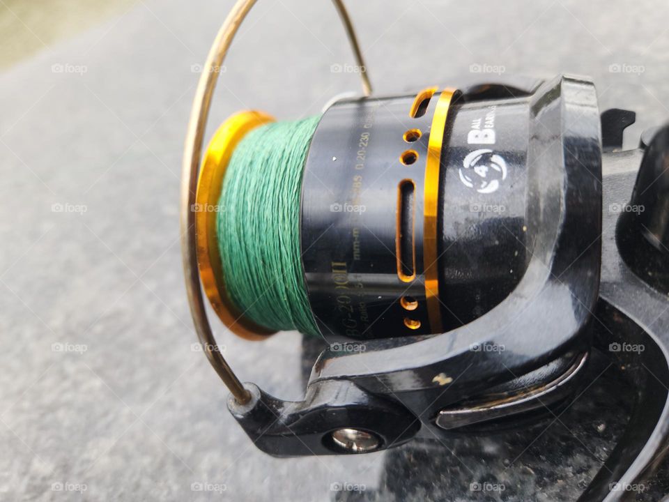 fishing reël with braid line in green color