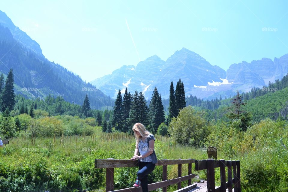 Woman on the bridge in Maroon Bells 