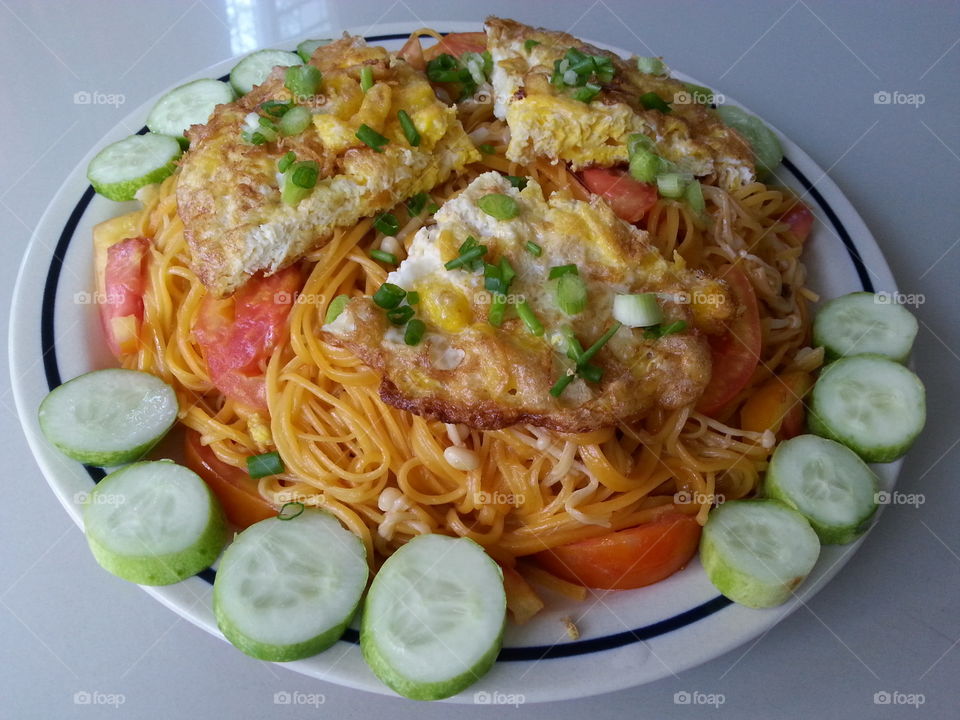 Rice vermicelli with red sauce and fried eggs : phad thai : pad thai : thailand : thai dish