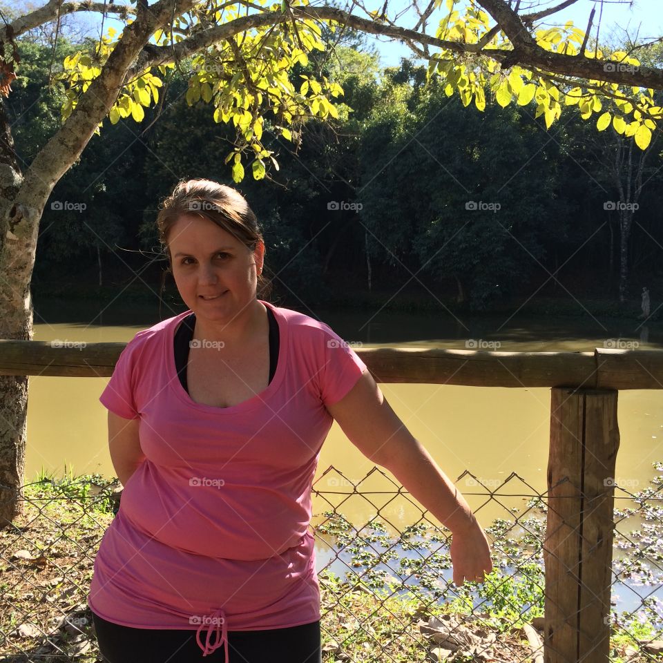 Minha querida esposa Andreia posando ao lado do lago. A natureza e a beleza em harmonia!