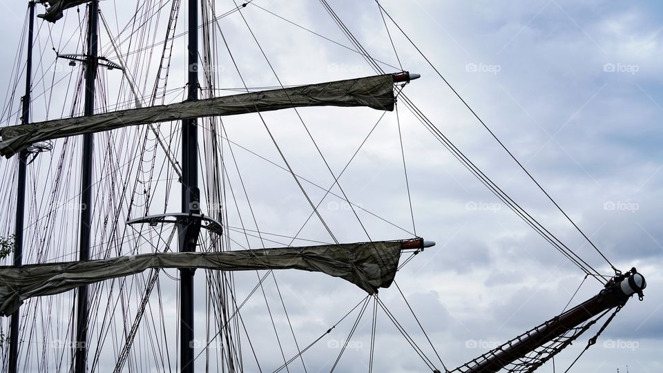 Mast and cords of a sailboat