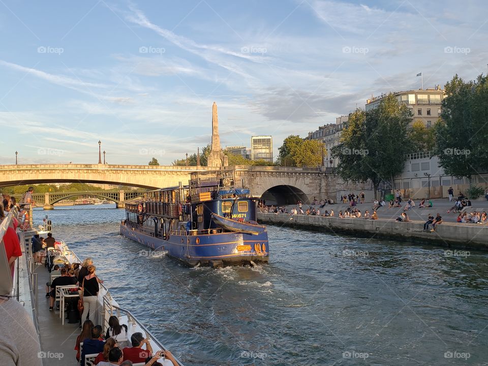 disfrutar del río Sena en verano, sobre un barco o en sus orillas