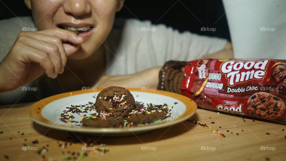 hmm the delicious chocolate cookie makes me want to keep eating it. it's very sweet and crunchy in the mouth
