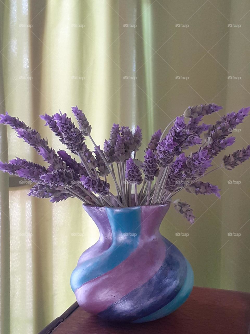 jarrón con flores lavanda