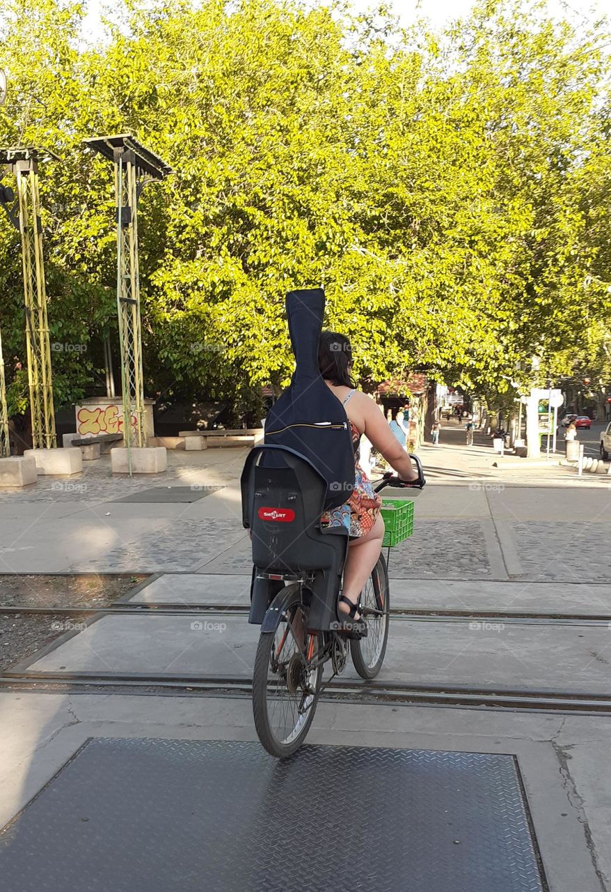 mujer circulando en bicicleta