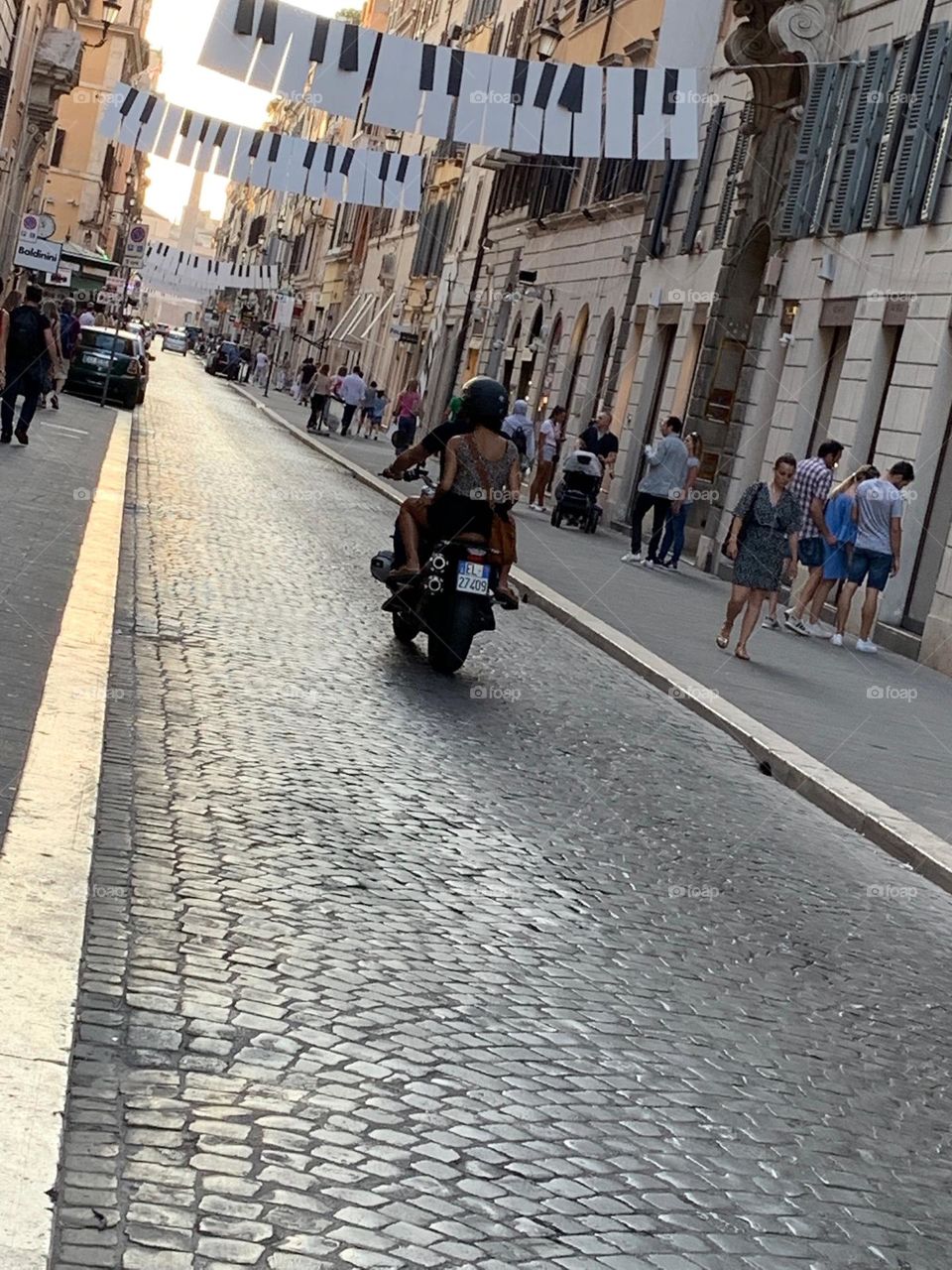 Using a bike to take a ride in de city