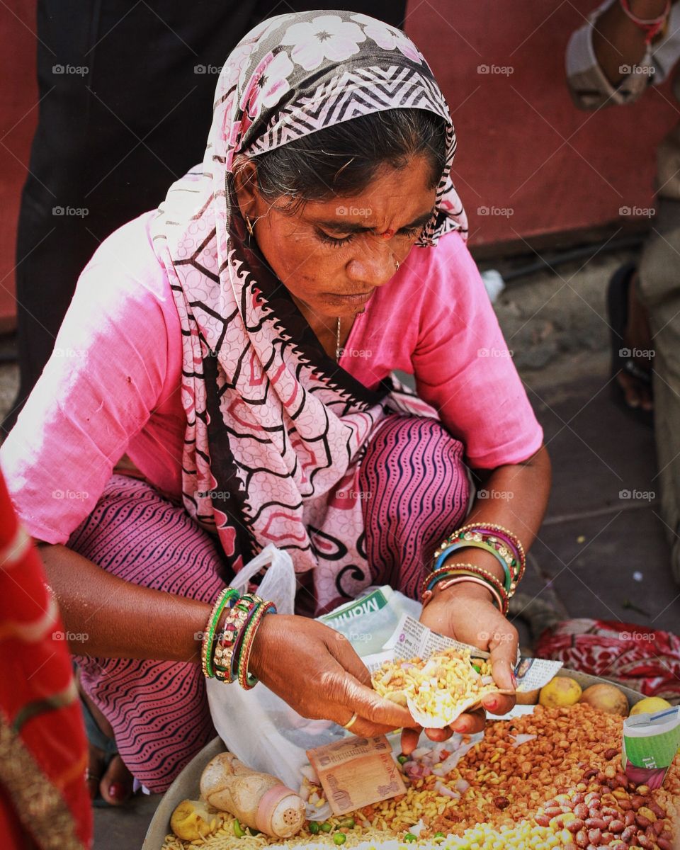 women are selling snakes in india street