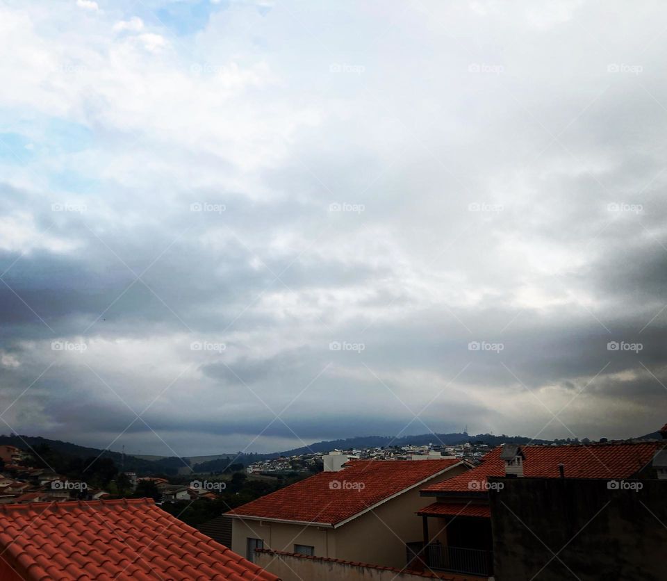 É “Frente Fria” que se chama aquela “maçaroca” em forma de nuvens, né?

Chega de frio… volte logo, amigo calor. E diga ao seu colega, o vento, que “já deu o que tinha que dar” hoje…

Olhe aí chegando mais temperatura baixa: